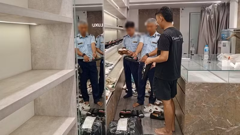 Lực lượng quản lý thị trường kiểm tra hàng hóa vi phạm tại một cửa hàng ở Hà Nội.