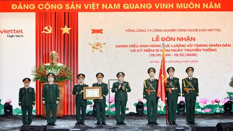 Thượng tướng Phạm Hoài Nam, Thứ trưởng Quốc phòng trao danh hiệu Anh hùng Lực lượng vũ trang nhân dân cho Tổng Công ty Công nghiệp Công nghệ cao Viettel.