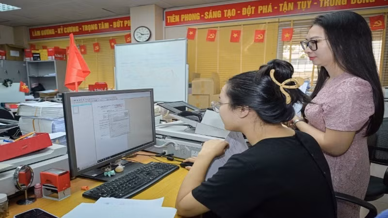 Cán bộ Cục Sở hữu trí tuệ cập nhật dữ liệu trên hệ thống quản trị đơn. 