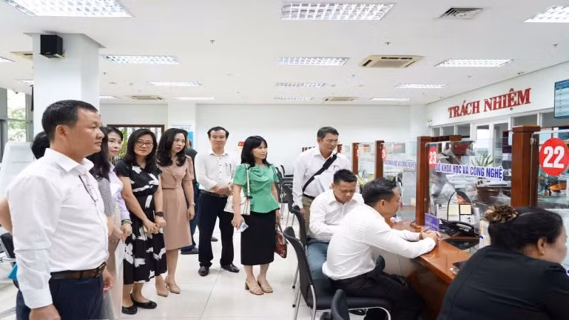 Đoàn công tác của Bộ Khoa học và Công nghệ khảo sát mức độ hài lòng của người dân thực hiện thủ tục hành chính công tại Trung tâm hành chính công thành phố Đà Nẵng.
