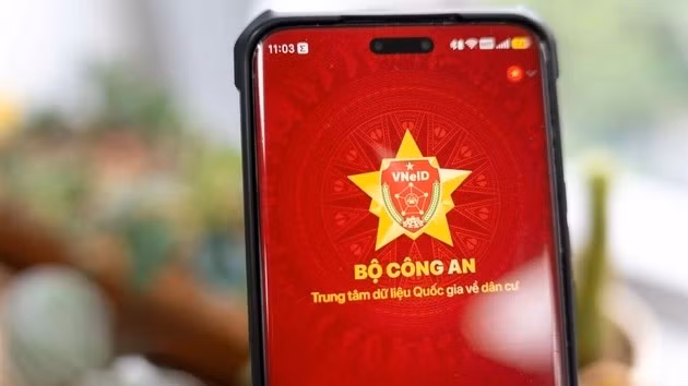 Miễn, giảm nhiều khoản phí, lệ phí cho công dân số Công dân có trách nhiệm chủ động phối hợp cung cấp, cập nhật và tích hợp thông tin cá nhân vào tài khoản định danh điện tử. (Ảnh: HÀ LINH)