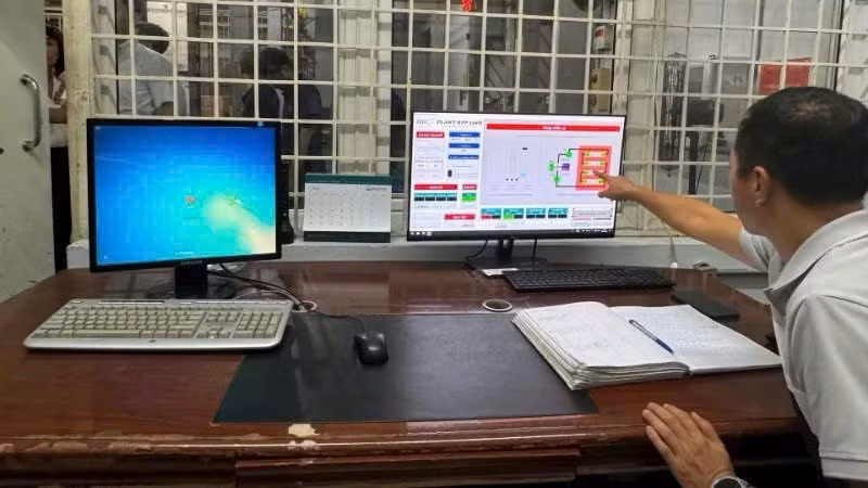 Cán bộ Trung tâm Chiếu xạ Hà Nội vận hành điều khiển quy trình chiếu xạ nông sản.
