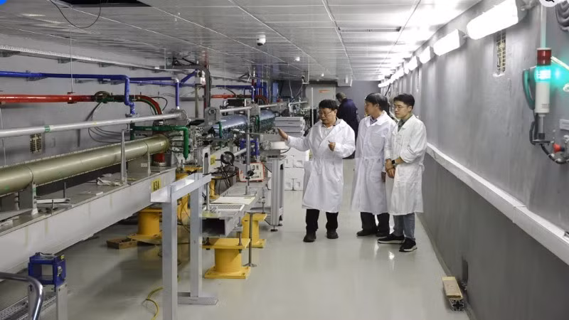 Giáo sư, Tiến sĩ Lê Hồng Khiêm giải thích cho các cán bộ trẻ của Việt Nam về thí nghiệm dùng máy gia tốc LINAC-200 tại Phòng thí nghiệm Các vấn đề Hạt nhân tại Viện Liên hiệp Nghiên cứu Hạt nhân Đubna (Liên bang Nga).