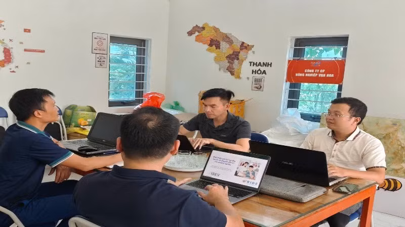 Chuyên gia giới thiệu Dự án hỗ trợ doanh nghiệp ứng dụng AI đến doanh nghiệp.