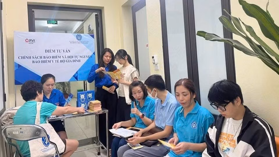 Bảo hiểm xã hội Thành phố Hà Nội tổ chức tuyên truyền về bảo hiểm xã hội tự nguyện, bảo hiểm y tế tới người dân. (Ảnh: HÀ LINH)
