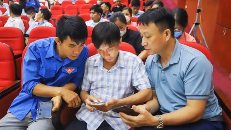 Các tổ công nghệ số cộng đồng tại Thái Nguyên hỗ trợ người dân tham gia chuyển đổi số.