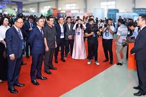Đại diện SHB giới thiệu Giải pháp tài chính số SAHA Shop tới Thống đốc Phạm Đức Ấn và các đại biểu. (Ảnh: SHB) 