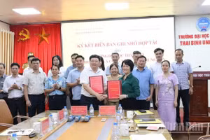 Quang cảnh buổi ký kết.