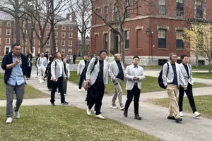 Một đoàn khách tham quan đi qua khuôn viên Đại học Harvard ở Cambridge, Massachusetts. (Ảnh: Đoàn Hùng-PV TTXVN)