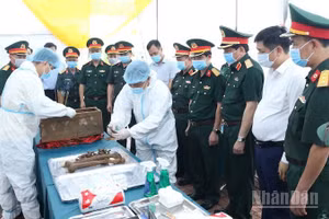 Đoàn công tác Quân khu 3 đi kiểm tra thực tế lấy mẫu hài cốt liệt sĩ tại nghĩa trang phường Trần Lãm. (Ảnh: MAI TÚ)