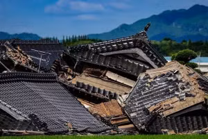 Những ngôi nhà bị hư hại sau trận động đất tại Kumamoto, Nhật Bản. (Ảnh: THX/TTXVN)