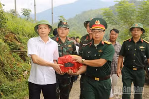 Cán bộ, chiến sĩ và các lực lượng tham gia đưa hài cốt liệt sĩ dời khu vực khai quật. (Ảnh: THANH SƠN)