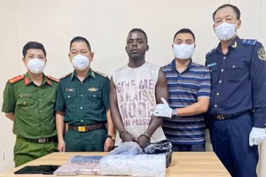 Lực lượng chức năng bắt giữ đối tượng Izuchukwu Calistus Odionye. (Ảnh: Đội Kiểm soát Hải quan, Chi cục Hải quan khu vực IX)