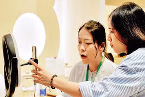 Thương mại điện tử nở rộ góp phần vào sức tăng trưởng mạnh mẽ của nền kinh tế số. (Trong ảnh: Một buổi livestream giới thiệu sản phẩm và bán hàng). Ảnh: NAM ANH