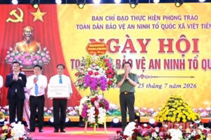 Bộ trưởng Lương Tam Quang tặng hoa chúc mừng.
