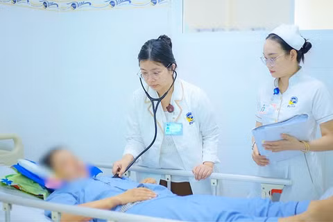 Bác sĩ thăm khám người bệnh sau 48 giờ nhập viện. (Ảnh: Bệnh viện cung cấp)