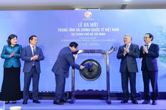 Thủ tướng Phạm Minh Chính đánh cồng khai trương Trung tâm Tài chính Quốc tế Việt Nam tại Thành phố Hồ Chí Minh. (Ảnh: DƯƠNG GIANG/TTXVN)