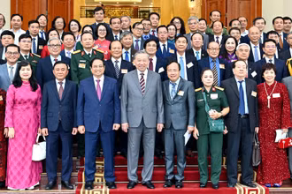 Tổng Bí thư Tô Lâm, Thủ tướng Phạm Minh Chính và các đồng chí lãnh đạo Đảng, Nhà nước với các đại biểu trí thức, nhà khoa học, văn nghệ sĩ.