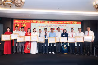 Chi bộ Công ty cổ phần tập đoàn phát triển công nghiệp TTP trao tặng giấy khen cho các đảng viên xuất sắc.