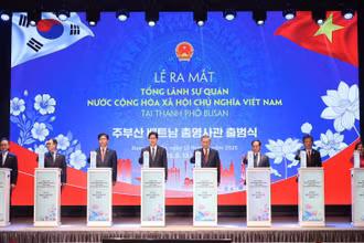 Tổng Bí thư Tô Lâm và các đại biểu thực hiện nghi thức ra mắt Tổng Lãnh sự quán Việt Nam tại thành phố Busan. (Ảnh: TTXVN)