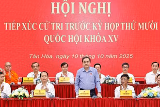 Chủ tịch Quốc hội Trần Thanh Mẫn tiếp xúc cử tri tại xã Tân Hòa, thành phố Cần Thơ. (Ảnh: TTXVN)