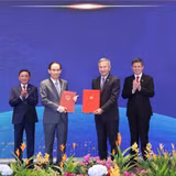 Ủy viên Bộ Chính trị, Bộ trưởng Ngoại giao Lê Hoài Trung và Bộ trưởng Ngoại giao Singapore Vivian Balakrishnan trao Bản ghi nhớ hợp tác giữa hai Đảng. (Ảnh: Phương Hoa/TTXVN)