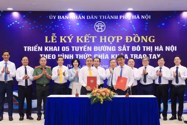 Lễ ký kết hợp đồng thực hiện 5 tuyến đường sắt đô thị giữa Ban Quản lý đường sắt đô thị Hà Nội và Liên danh Vinhomes – SGC. (Ảnh: Viết Thành)