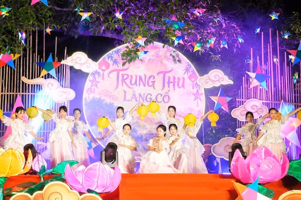 Các cháu thiếu nhi biểu diễn trong chương trình "Đêm trăng làng cổ" tổ chức tại Làng cổ Đường Lâm, phường Sơn Tây, Hà Nội. (Ảnh: HÀ THÀNH)