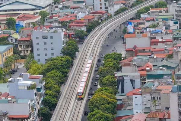 Tàu điện thuộc tuyến đường sắt đô thị số 3, Nhổn-ga Hà Nội, đoạn từ Nhổn đến Cầu Giấy. (Ảnh: Thủy Nguyên)