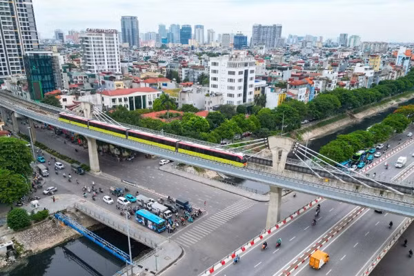 Tàu điện hoạt động trên tuyến đường sắt đô thị số 3.1 đoạn Nhổn-ga Hà Nội, đoạn trên cao Nhổn-Cầu Giấy. (Ảnh: Thủy Nguyên)