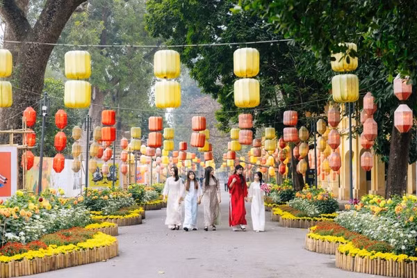 Chín tháng qua, thành phố Hà Nội đón 27,5 triệu lượt khách du lịch, tăng 6,2% so cùng kỳ năm 2025. (Ảnh: Giang Nam)