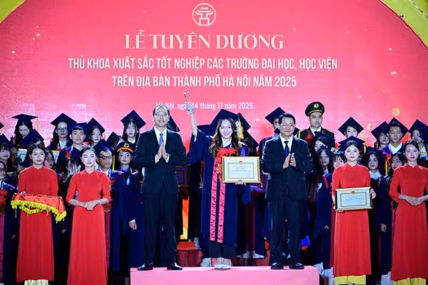 Thành phố Hà Nội vinh danh thủ khoa tốt nghiệp xuất sắc các trường đại học, cao đẳng trên địa bàn. (Ảnh: CHÂU LINH)