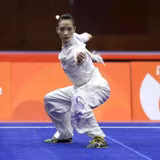 Võ sĩ Dương Thúy Vi trong bài thi đoạt Huy chương đồng môn wushu. (Ảnh: BÙI LƯỢNG)
