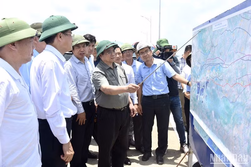 Thủ tướng Phạm Minh Chính thị sát dự án đầu tư xây dựng tuyến đường Đông-Tây Ninh Bình. Thủ tướng Phạm Minh Chính thị sát dự án đầu tư xây dựng tuyến đường Đông-Tây Ninh Bình.
