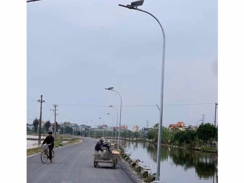 Hệ thống đèn năng lượng mặt trời đã "phủ sáng" nhiều tuyến đường quê tại Thái Bình.