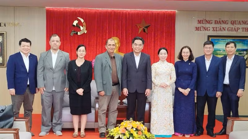 Đoàn công tác Báo Granma chụp hình lưu niệm với lãnh đạo tỉnh Bình Dương và các đại biểu. Đoàn công tác Báo Granma chụp hình lưu niệm với lãnh đạo tỉnh Bình Dương và các đại biểu.