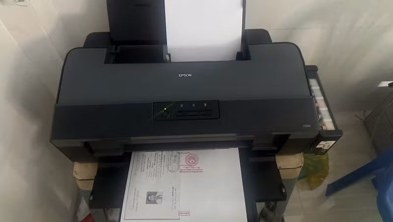 Máy in màu các đối tượng sử dụng để làm giấy tờ giả.