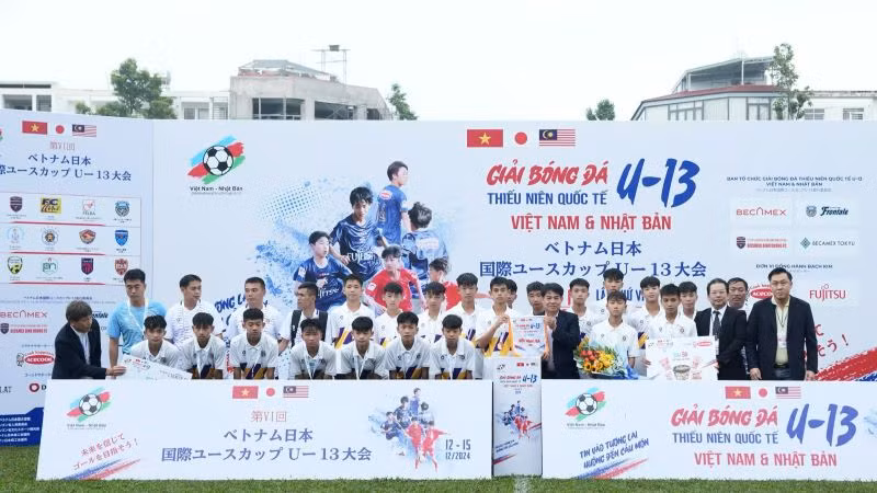 Đại diện Ban tổ chức và các đại biểu trao hạng Ba cho đội U13 Hà Nội.