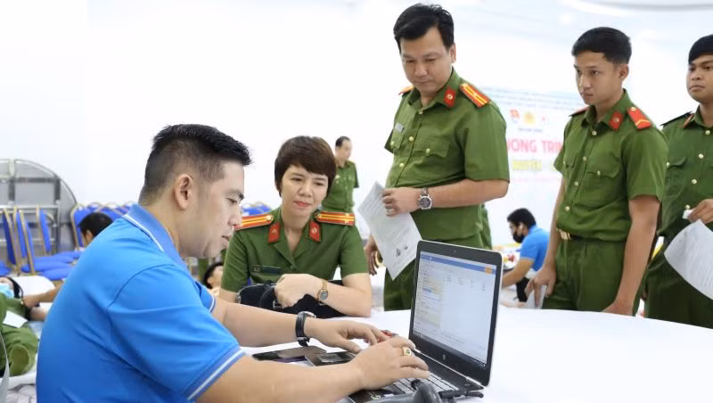 Cán bộ, chiến sĩ Công an tỉnh Bình Dương làm thủ tục để hiến máu tình nguyện.