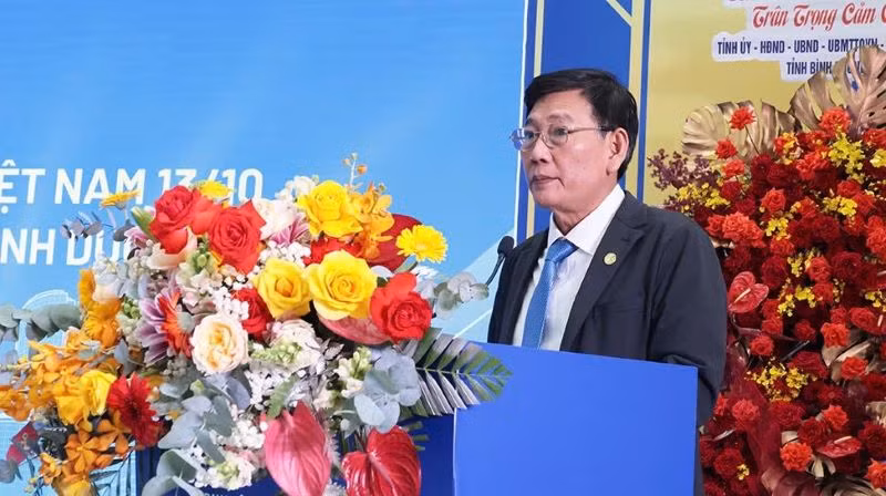 Phó Chủ tịch Thường trực Ủy ban nhân dân tỉnh Bình Dương Mai Hùng Dũng phát biểu ý kiến tại buổi họp mặt và lễ tôn vinh.