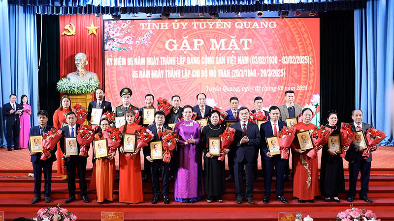 Đồng chí Hà Thị Nga, Ủy viên Trung ương Đảng, Bí thư Tỉnh ủy, Trưởng Đoàn đại biểu Quốc hội tỉnh Tuyên Quang trao khen thưởng cho các Bí thư Chi bộ tiêu biểu. Đồng chí Hà Thị Nga, Ủy viên Trung ương Đảng, Bí thư Tỉnh ủy, Trưởng Đoàn đại biểu Quốc hội tỉnh Tuyên Quang trao khen thưởng cho các Bí thư Chi bộ tiêu biểu.