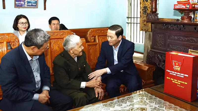 Lãnh đạo tỉnh và thành phố Thanh Hóa trao đổi với Xã đội trưởng dân quân từng chiến đấu, phục vụ chiến đấu, bảo vệ cầu Hàm Rồng.