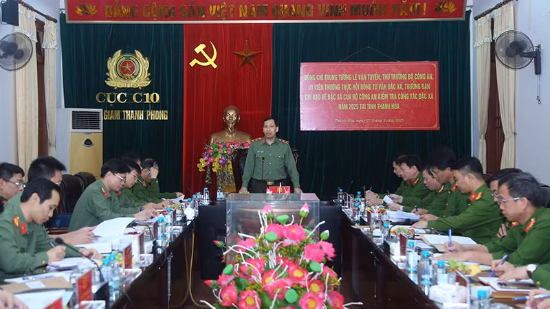 Thứ trưởng Bộ Công an phát biểu tại buổi làm việc.