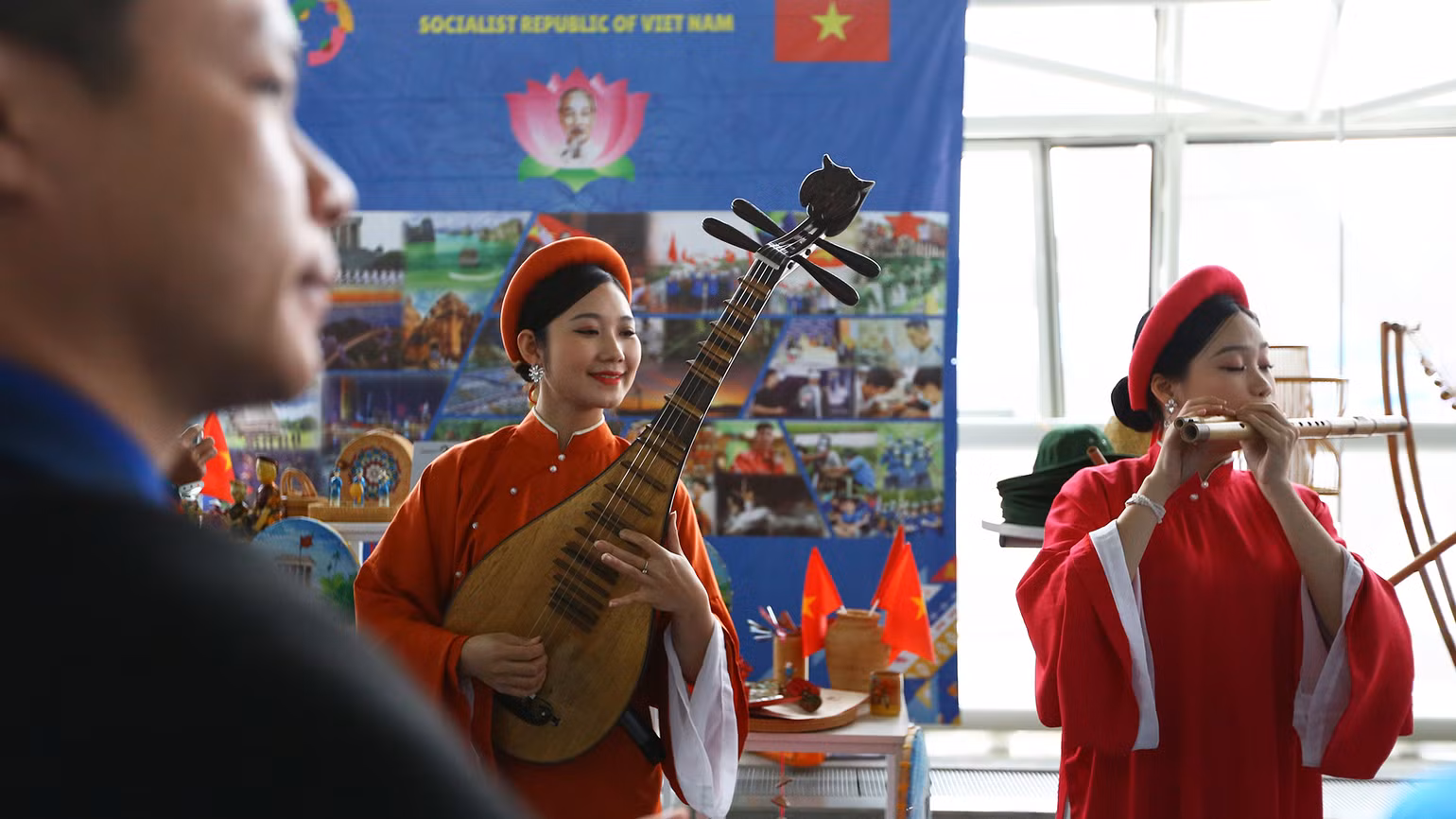 Hoàng Nga (đứng giữa) biểu diễn đàn tì bà.