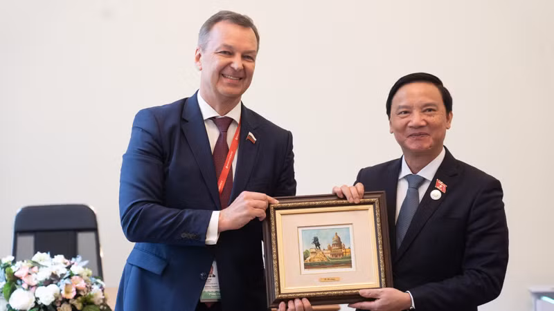 Phó Chủ tịch Quốc hội Nguyễn Khắc Định (bên phải) và ông Andrey Yatskin, Phó Chủ tịch thứ nhất Hội đồng Liên bang (Thượng viện) Nga. (Ảnh: THANH THỂ)