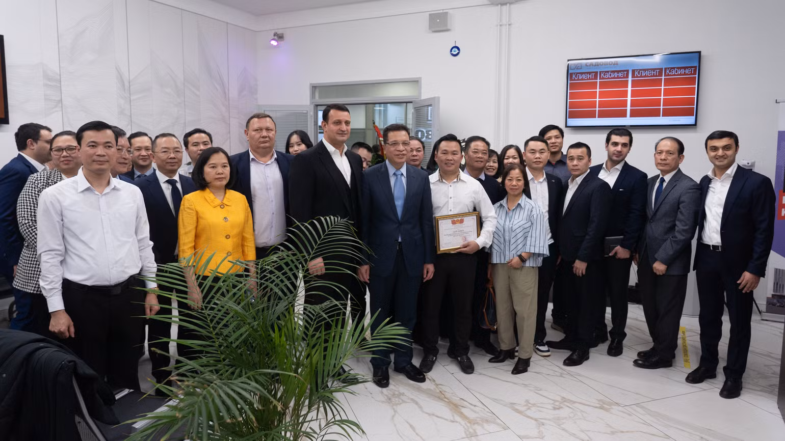 Đại sứ Đặng Minh Khôi chụp ảnh cùng đại diện cộng đồng. (Ảnh: THANH THỂ)