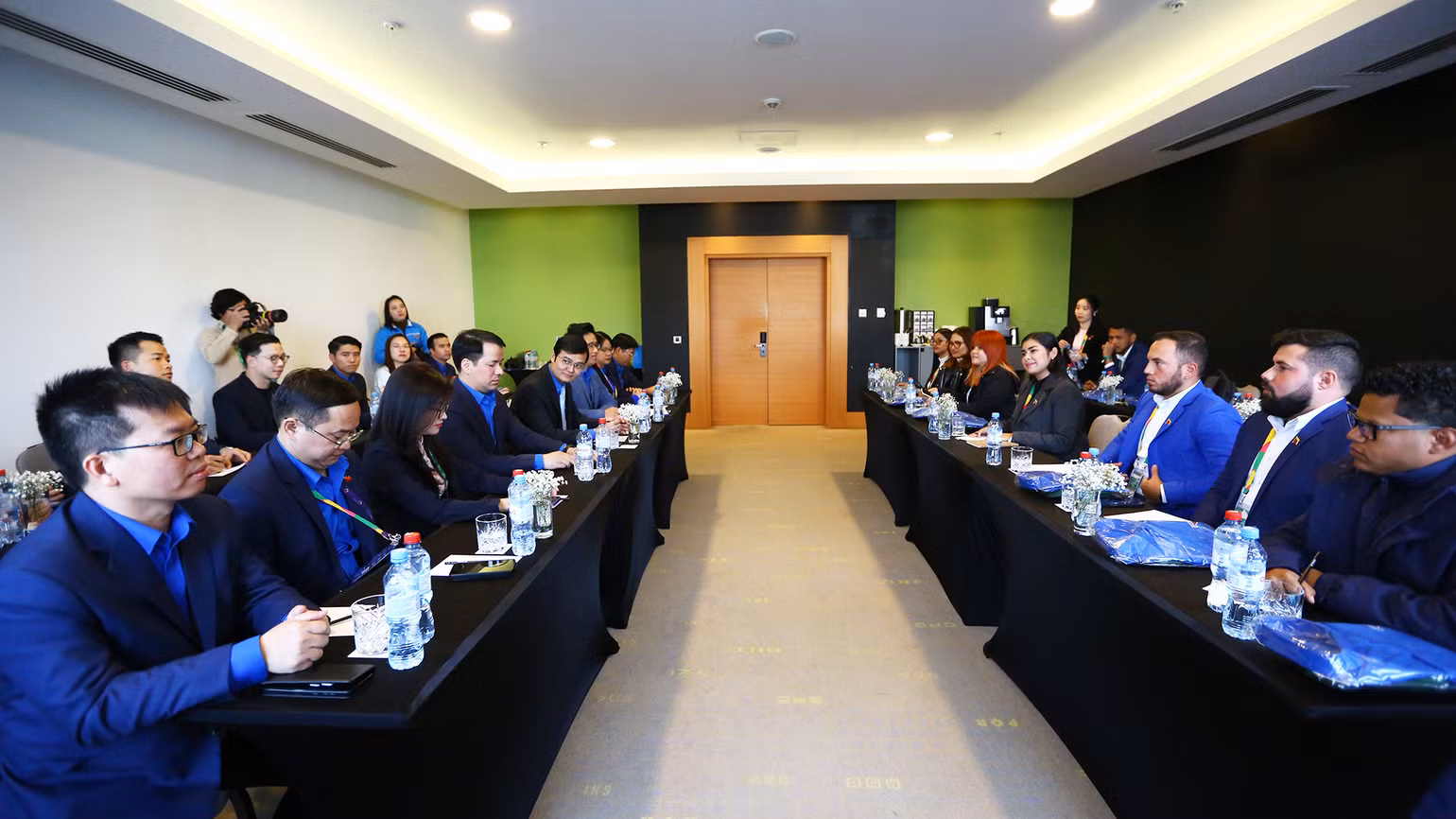 Quang cảnh cuộc gặp. Ảnh: THANH THỂ Quang cảnh cuộc gặp. Ảnh: THANH THỂ