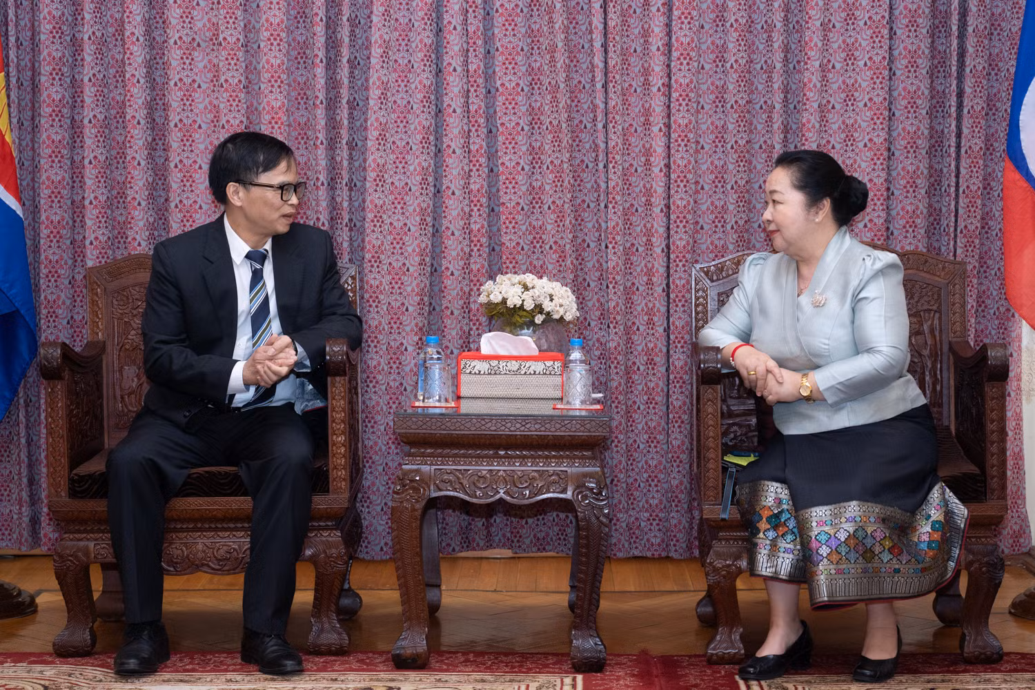 Đại diện hai Đại sứ quán thảo luận về tình hình hợp tác. (Ảnh: THANH THỂ)