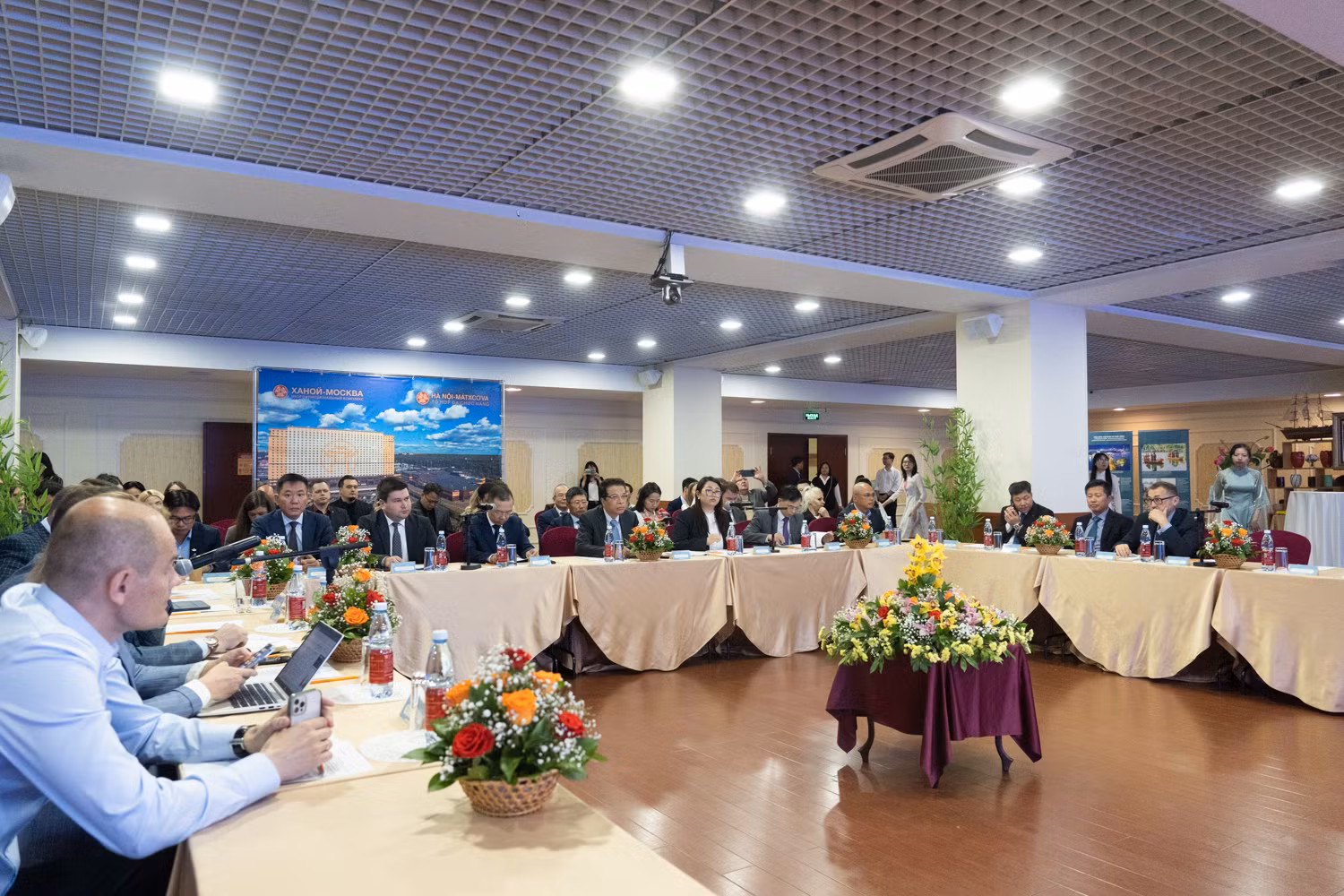 Hội thảo thu hút đông đảo các đại biểu tham dự. (Ảnh: THANH THỂ)