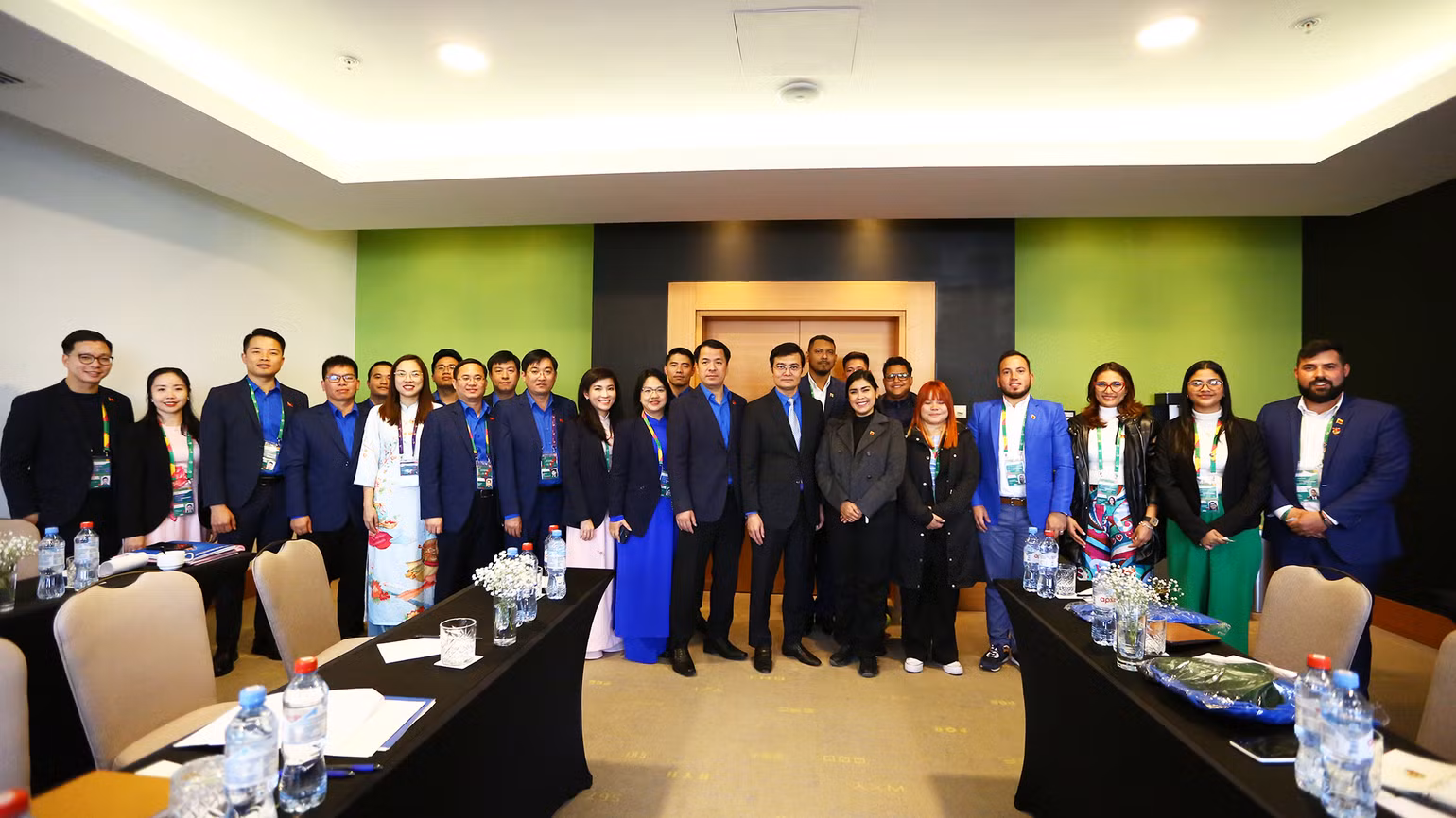 Đại diện hai bên chụp ảnh lưu niệm. Ảnh: THANH THỂ Đại diện hai bên chụp ảnh lưu niệm. Ảnh: THANH THỂ